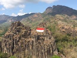 Mendaki gunung marapi 17 agustus 2020. Hebat 50 Orang Kibarkan Bendera Merah Putih Raksasa Di Gunung Sepikul Sukoharjo