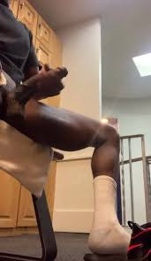 Hung exhibitionist strokes huge BBC in gym - ThisVid.com