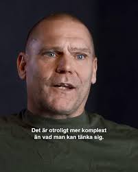 Före detta specialförbandsoperatören Jesper ”Bella” Berlin gästar korvetten  HMS Sundsvall. Ombord får han delta i både yttre och inre strid, och lära  känna både besättningen och de speciella ...