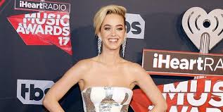 Katy perry überrascht mit dunkler haarpracht. Katy Perry Bisexuell Fruher Betete Sie Gegen Homosexualitat Express De