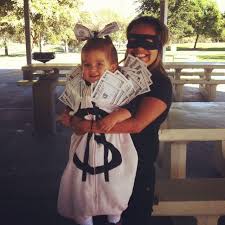 Halloween Costumes For Pregnant Moms The Whole Gang The Spoiled Mama The Spoiled Mama