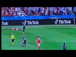 Das sind die bilder zum spiel in münchen. Eilmeldung Em Spieler Cristian Eriksen Zusammengebrochen Youtube