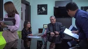 Selepas empat tahun, aisy kembali ke malaysia. Titian Cinta Episod 17 Youtube