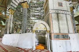 This is a photograph of that bedrock, which muslims call the sakra and claim bears the footprint of mohammed. Well Of Souls Madain Project En