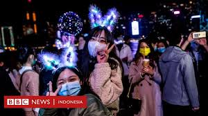 Bu haji selalu ramah pada lalu dua jam kemudian sms bu haji masuk lagi. Tahun Baru Penyambutan 2021 Di Berbagai Kota Dari Hong Kong Yang Meriah Hingga Jakarta Yang Sepi Bbc News Indonesia