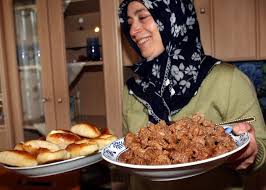 Zum ende von ramadan wunschen wir eid mubarak eigentlich feiern wir in der bayernkaserne jedes jahr ein grosses fest zum ende von ramadan unser zuckerfest ist schon bekannt und mit bis zu. Ramadan Ende 2018 Muslime Feiern Das Zuckerfest Mit Fastenbrechen News De