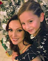 Kebersamaan si 'Tante Rambut Palsu' Nora Salinas dan Putrinya