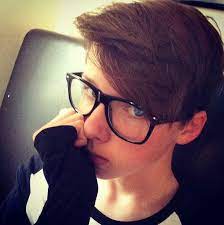 I Want This Haircut So Bad Its So Cute And It Could Be Gender Neutral I Guess But Typically For Males Gender Neutral Haircut Short Hair Haircuts Ftm Haircut
