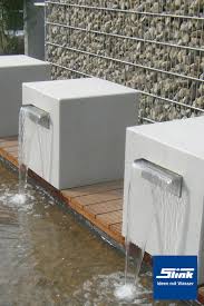 Moderne wasserbecken zeichnen sich durch eine schnörkellose linienführung und eine reduzierte gestaltung aus. Moderne Gartenbrunnen Designerspringbrunnen Fur Den Garten Informationsseite Zu Springbrunnen Gartenbrunnen Wasserspiele Gartenambiente Und Teichtechnik
