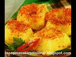 Panaskan 2 sdm minyak, tumis bawang putih hingga harum, lalu tambahkan semua bumbu rempah dan daun pandan, daun jeruk dan daun salam beserta santan dan. Ketan Kuning Serundeng Youtube