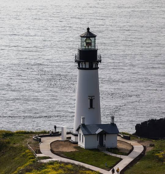 Le phare majestueux de Yaquina Head à Newport, généré par IA