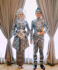 Dari segi jenis material pula, perlulah menentukan samaada nak kain satin, songket, lase dan sebagainya. Baju Pengantin Songket Busana Yang Rahsia Kahwin Muda Facebook
