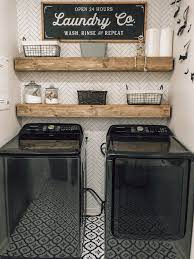 Farmhouse laundry room ideas to give your space a lovely makeover, such as sink, lighting, signs, rustic, modern, industrial, small, and many more! Schwarzgerate Bauernhaus Waschkuche Diy Camasir Odasi Ev Dekoru Dekor