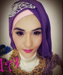 Kamu bisa kok make up sendiri dengan mengikuti tutorial secara setting spray tools dalam tips make up wisuda yang satu ini juga penting banget tips bulu mata untuk make up wisuda ini yaitu pilihlah yang tipis natural dan nggak terlalu panjang. Kamu Bisa Lho Make Up Sendiri Dengan 5 Tutorial Make Up Natural Untuk Wisuda Yang Simpel Dan 4 Tips Agar Make Up Wisudamu Tahan Lama