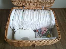 １歳の二女はまだオムツ使用中です カゴに入れて部屋の適当なところへ置いています カゴの中 おしり拭きや 使用済みオムツを入れるビニール袋 普段のオムツ替えや入浴後など オムツをはかせるときに一緒にスキンケアもできるよう 保湿剤や塗り薬 赤ちゃん