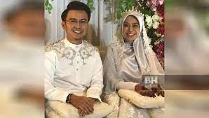 Izinkanlah untuk aku duduk bersinggah | dan menghirup sisa malam tanpa cahaya contact fitri haris on messenger. Fitri Haris Dan Isteri Ketiga