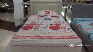 Dalam memilih spring bed, usahakan untuk memilih spring bed dengan kualitas yang sudah terjamin. Spring Bed Anak Merek Rheims Diskon Di Informa Hartono Mall Solo Baru Tribun Solo