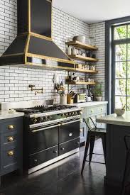 Une Cuisine Retro Avec Un Beau Piano De Cuisson Interiordesignideas Interiordesign Interiordesignlivingr Kitchen Dining Living Kitchen Remodel Home Kitchens