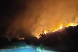 Όποια κινητικότητα αναπτύξει η χαλκιδική για του αγίου πνεύματος θα οφείλεται στη β' κατοικία.», επισημαίνει ο κ. Fwtia Sth Xalkidikh Pyrkagies Se Kassandra Kai Si8wnia Apo Keraynoys Flash Gr