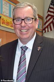 Long Island school headmaster resigns after allegedly forcing black student  to kneel to apologize