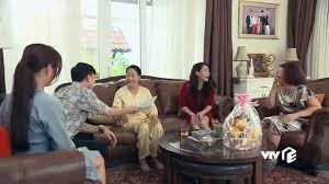 Trong hương vị tình thân tập 62 lên sóng tối 14/7, nam mang đồ uống cho long ở công ty và hai người liên tục bắn tim thể hiện tình cảm với nhau. D8b D8q1t44cdm