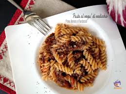 Il risotto al radicchio rosso è un primo piatto di riso dal sapore inconfondibile, delicatamente amarognolo, tipico del radicchio rosso che viene bene il risotto al radicchio rosso è un risotto con i colori e gli aromi tipici della stagione autunnale, quando il radicchio rosso arriva fresco e squisito sul. Pasta Al Ragu Di Radicchio Rosso Pane Amore E Fantasia