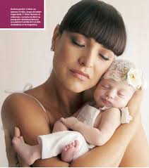 Andrea Estévez presentó a Hannah, su primera hija