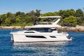 Tarif Du Catamaran Aquila 44 Des A C Quipements Tra S Ludiques Et Imparables Catamaran Catamaran A Moteur Moteur