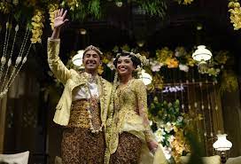 Nah, motif batik yang dikenal dengan nama bunga ukel ini patutnya dijadikan kain bawahan untuk kaum perempuan. Motif Batik Untuk Pengantin Jawa Weddingku Com