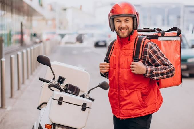 Delivery driver with bag Images - Free Download on Magnific (formerly Freepik)