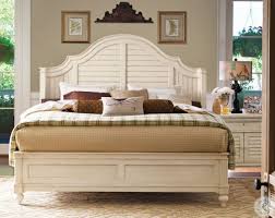 The river house the guest room queen size bed with metal spool frame by paula deen by universal at sprintz furniture in the nashville, franklin, and greater tennessee area. Paula Deen Home Linen Magnolia King Bed From Paula Deen 996220b Coleman Furniture