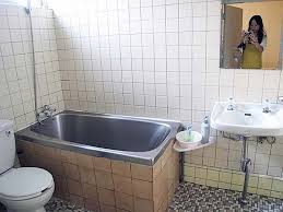 Kenyamanan dan fokus pada fungsi menjadi poin paling penting bagaimana menjadikan kamar mandi kecil tampil sempurna. Gaya Kamar Mandi Minimalis Sederhana Murah Sederhana Adseneca