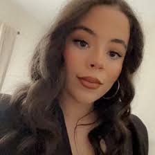 Sarah Leighton's Instagram, Twitter & Facebook