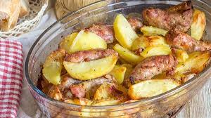 Saucisse Au Four Et Pommes De Terre Avec Du Vin Blanc Un Deuxieme Plat Facile Pommes De Terre Tendres Et En 2020 Saucisse Au Four Recettes De Cuisine Pomme De Terre