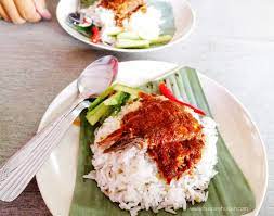 Di kuala terengganu, terdapat lebih kurang tiga resepi nasi dagang yang paling popular dan sedap sekali. Nasi Dagang Kak Jah Jalan Pasir Panjang Kuala Terengganu Husniey Husain