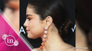 Two stars from 13 reasons why, tommy dorfman (who plays ryan shaver) and alisha boe (who plays jessica davis), got the same tattoo with her. Selena Gomez Das Bedeuten Ihre Tattoos Youtube