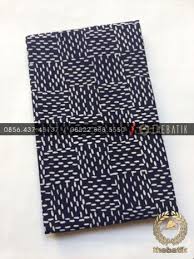 Sumber lain menjelaskan bahwa motif batik adalah kerangka gambar pada batik berupa perpaduan antara garis, bentuk dan isen menjadi satu kesatuan yang mewujudkan batik secara keseluruhan. Jual Kain Bahan Baju Batik 2 Meteran Motif Anyaman Biru Dongker Thebatik Co Id