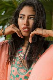 tolle sexy bräunen asiatisch Frau posieren auf Paradies tropisch Strand  unter das pam Baum. 31418222 Stock-Photo bei Vecteezy