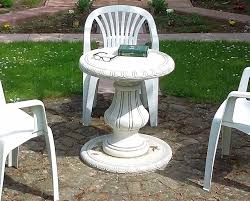 Wir führen eine vielfalt an gartentischen, mit denen sie ihr wohnzimmer im sommer in den garten verlegen können. Kleiner Steintisch Fur Sitzgruppe Gartentisch Steinmobel Betonmobel