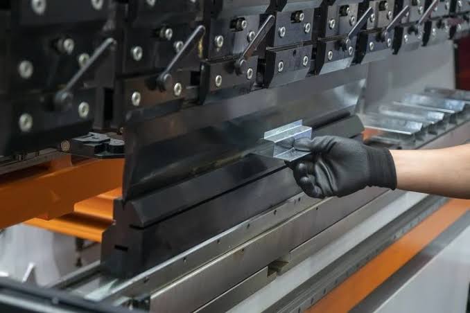 Servicio de doblez de metales para proyectos industriales
