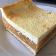 Aus zucker, salz,mehl, backpulver, eiern, vanillezucker und butter einen mürbeteig herstellen. Greenway36 Apfelmuskuchen Mit Schmandguss
