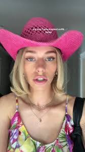 Carrie Proudfit's Instagram, Twitter & Facebook