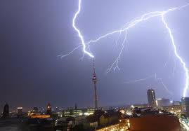 Einfach Elektrisierend Diese Stadt En Berlin Is So Powerful 01 07 2012 By Pierreee Via Flickr Fotos Vergrossern Fernsehturm Gewitter