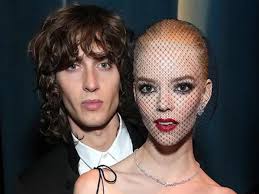 La historia de amor de Malcolm McRae y Anya Taylor-Joy: Se conocieron hace  dos años, comparten su pasión por la lectura y los viajes