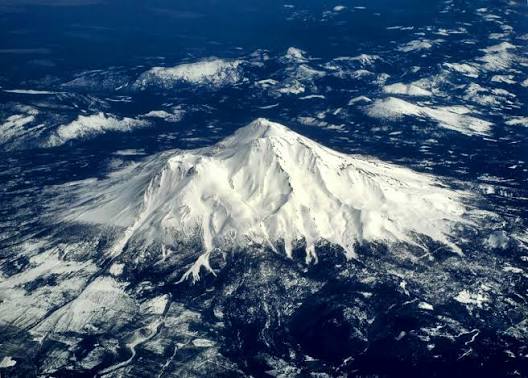 File:Shasta from the plane.jpg - Wikimedia Commons