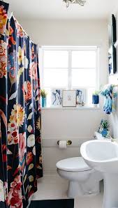 Real Homes Real Solutions 20 Reversible Ideas To Overhaul Your Rental Bathroom Now Small Bathroom Decor Rental Bathroom Bathroom Decor Apartment