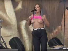 Tove Lo mostra os seios no Popload Festival e leva fãs ao delírio -  15112019 - UOL Entretenimento