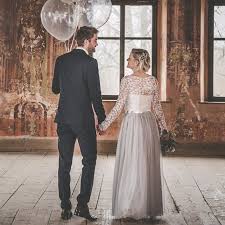 Brautpaar Hochzeitsfoto Moderne Scheunenhochzeit Mit Schlichtem Brautkleid Mit Spitzentop Und Tullrock In Grau H Brautkleid Schlicht Braut Scheunen Hochzeit