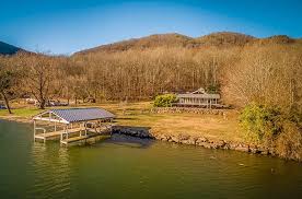 Commons at knoxville is located right on the outskirts of ut knoxville but knoxville is more than just vols orange! 12 Best Airbnbs In Tennessee Cabins Treehouses Vacation Rentals