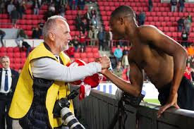 1.89 m (6 ft 2 in) playing. Dumfries Schiet Fotograaf Omver Hij Bood Meteen Excuses Aan Offside Ad Nl